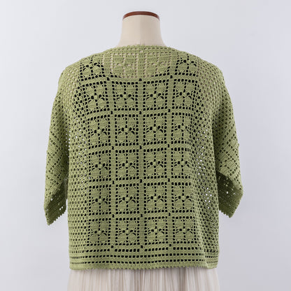 Pattern for a small flower pattern pullover